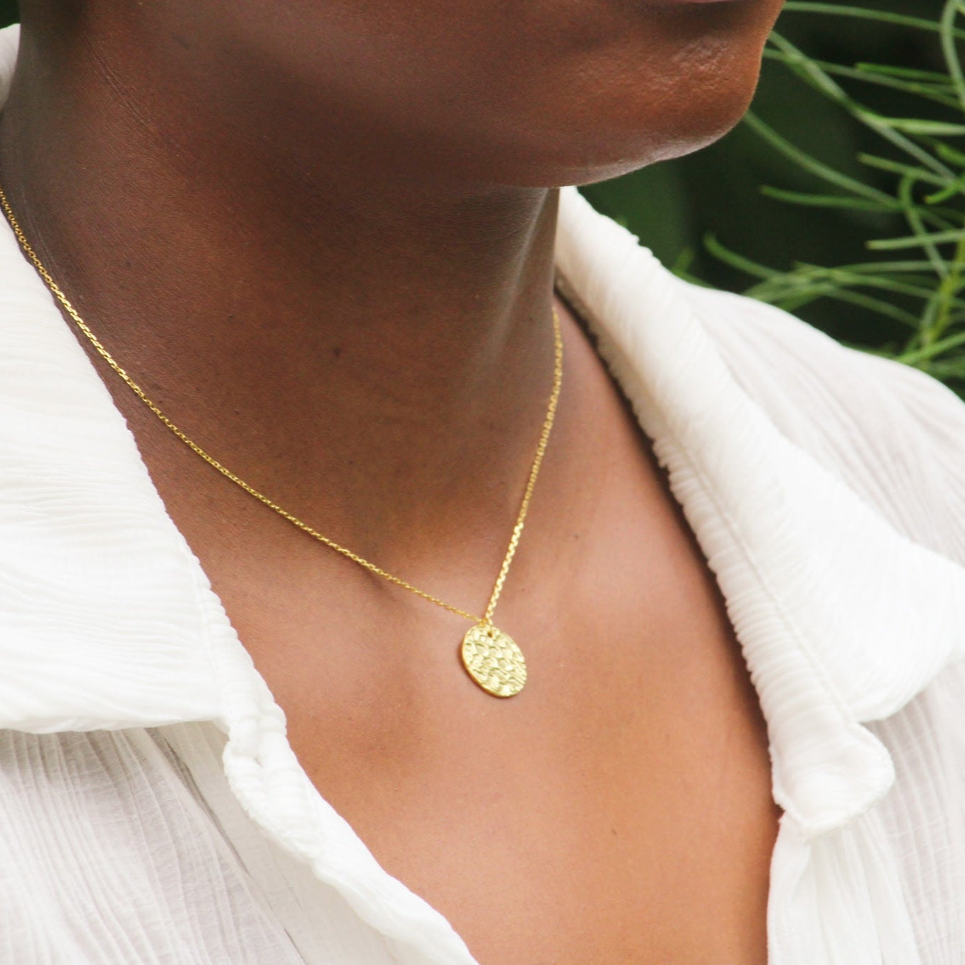 Hammered gold disc pendant necklace