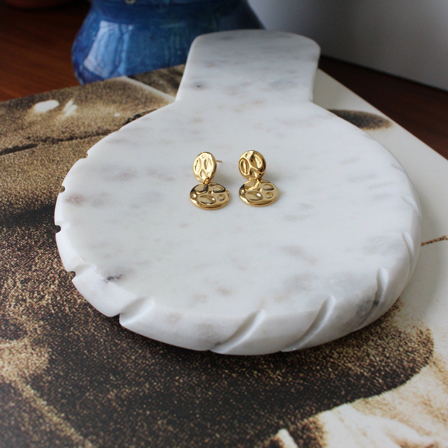 Hammered gold disc dangling stud earrings