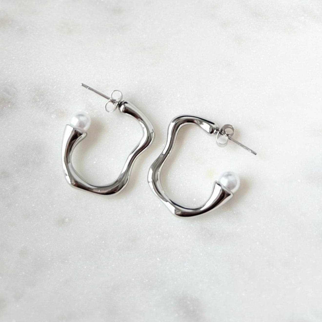 Wavy silver hoop earrings with pearl accent