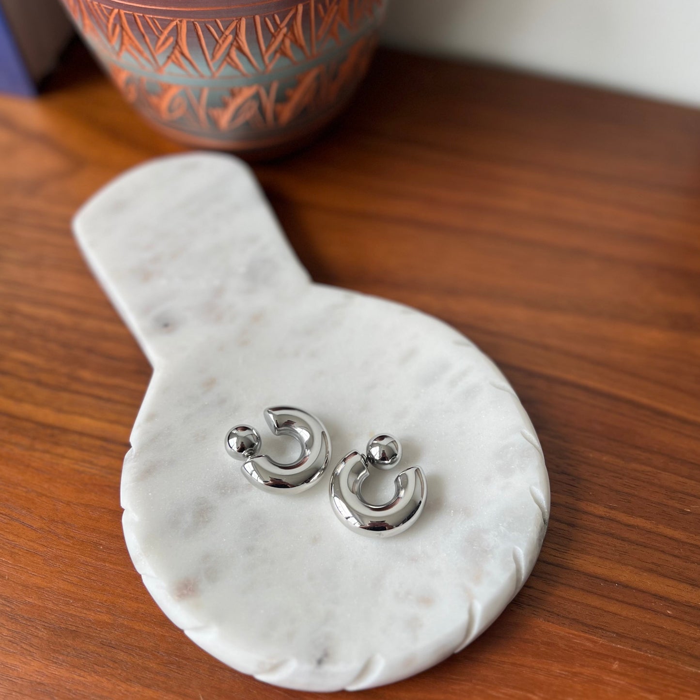 Puffed hoop earrings with ball closure