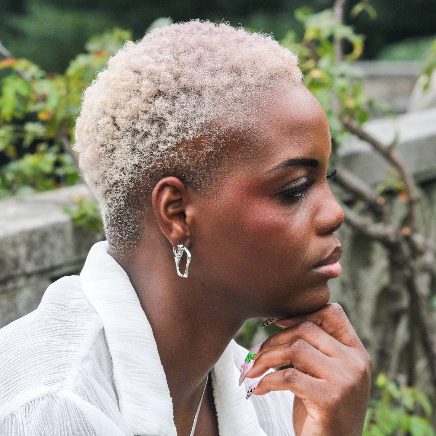 Wavy silver hoop earrings with pearl accent