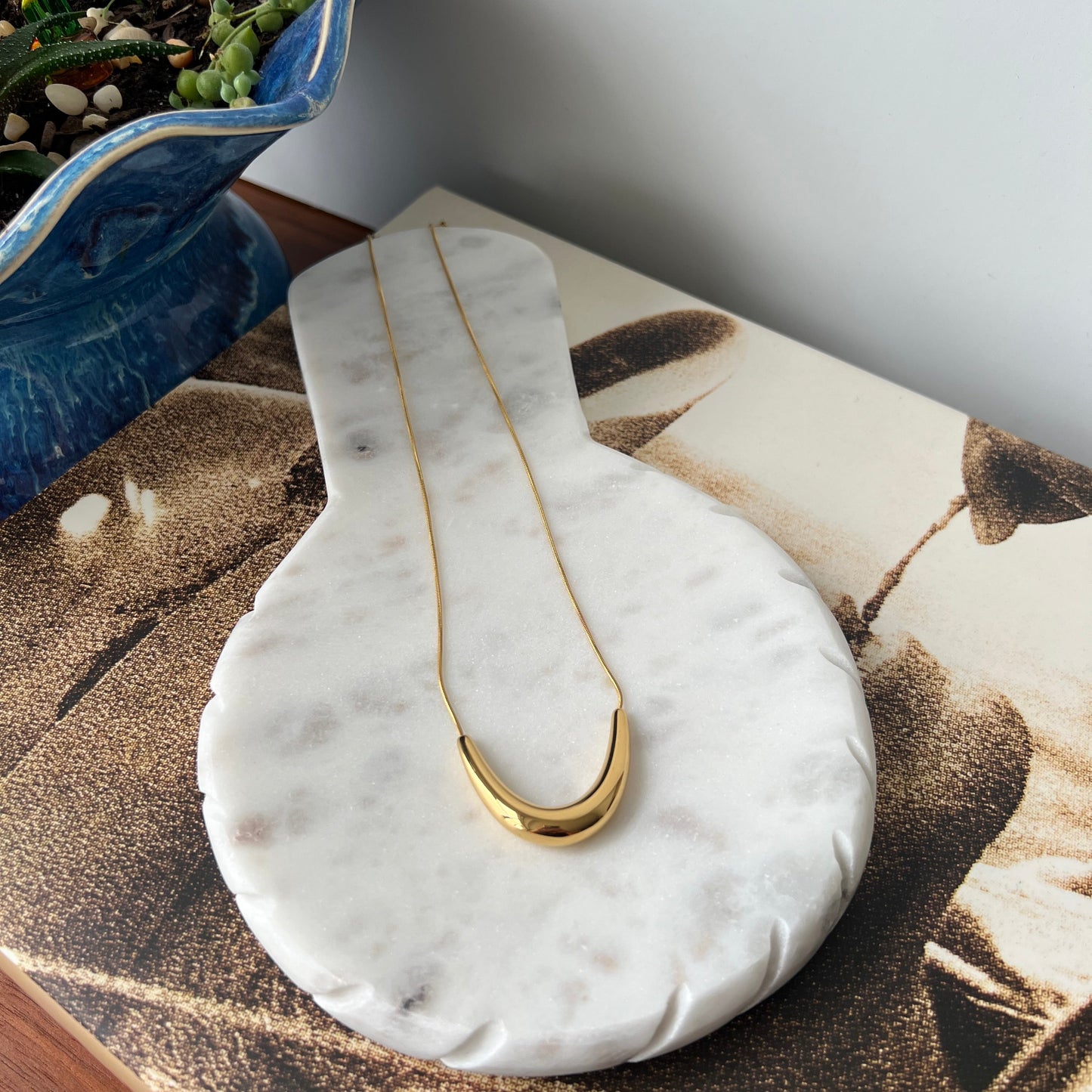 Gold curve pendant necklace