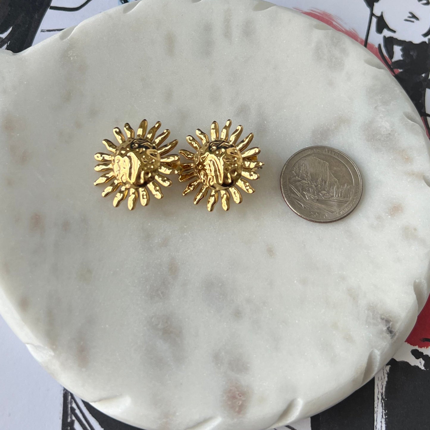 Hammered gold sun stud earrings
