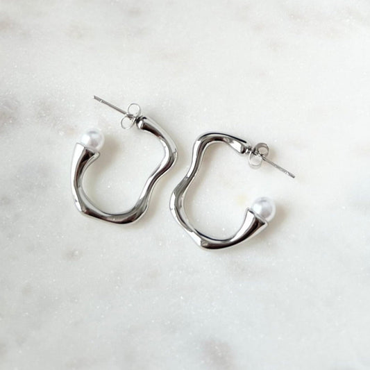 Wavy silver hoop earrings with pearl accent