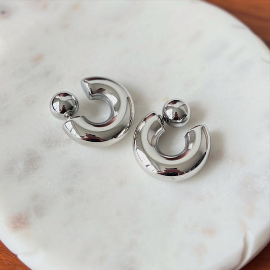 Puffed hoop earrings with ball closure